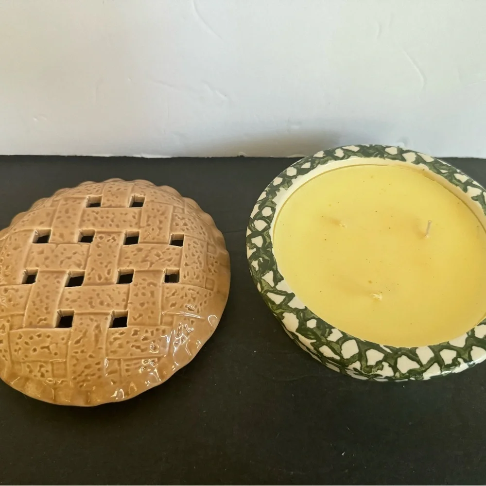 Nantucket Home Collectable Ceramic Pie Candle